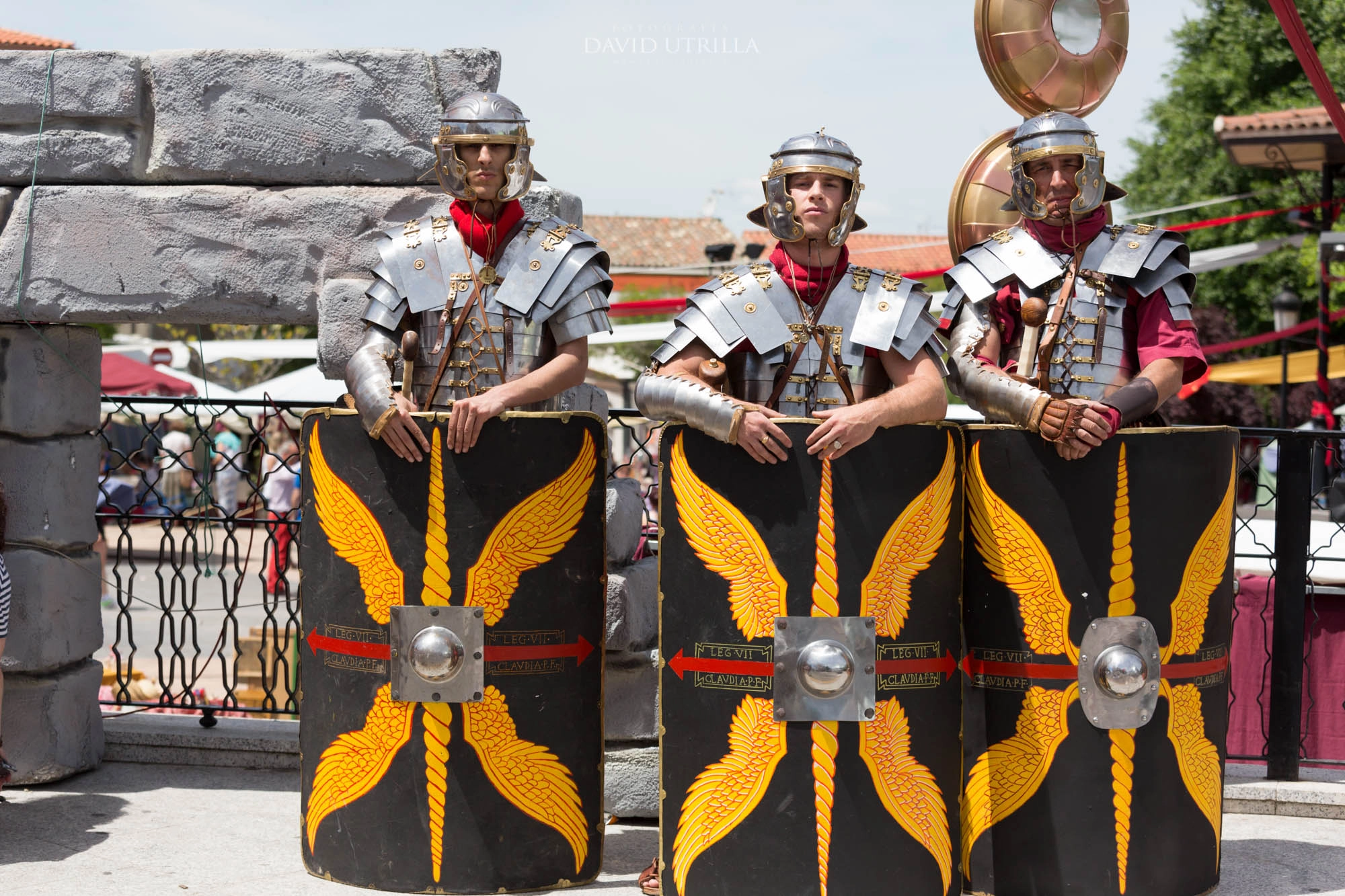 tres legionarios con sus escudos